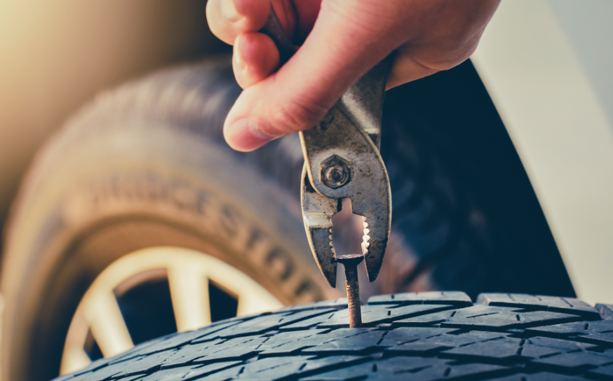 Un clou dans un pneu : naviguer dans l’inattendu et assurer une réparation sûre