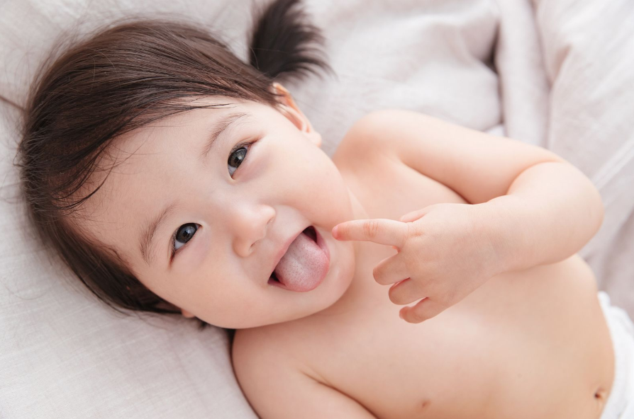 Nourrir un sourire sain : un guide pour nettoyer la bouche de votre bébé