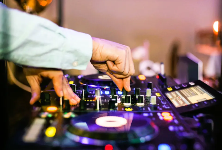 Harmoniser le rythme et le business : le guide complet pour maîtriser le succès des DJ